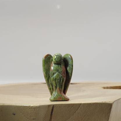 ANGE GARDIEN SCULPTÉ EN PIERRE UNAKITE - UNIQUE & ARTISANAL