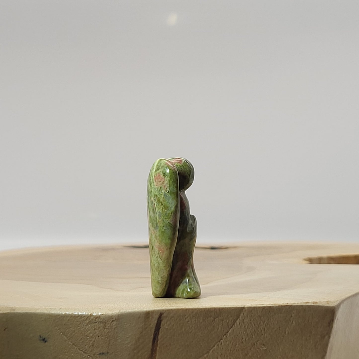 ANGE GARDIEN SCULPTÉ EN PIERRE UNAKITE - UNIQUE & ARTISANAL