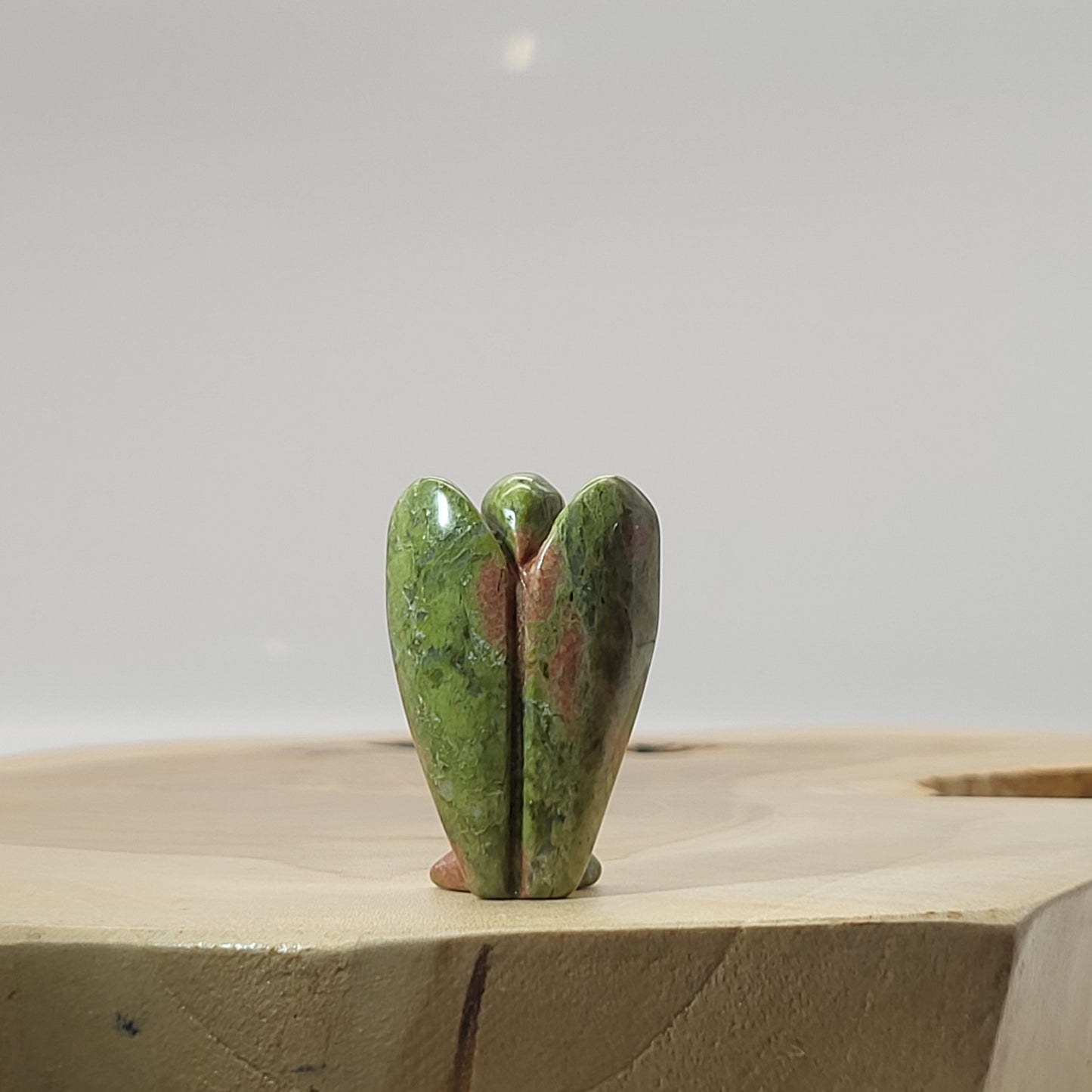 ANGE GARDIEN SCULPTÉ EN PIERRE UNAKITE - UNIQUE & ARTISANAL