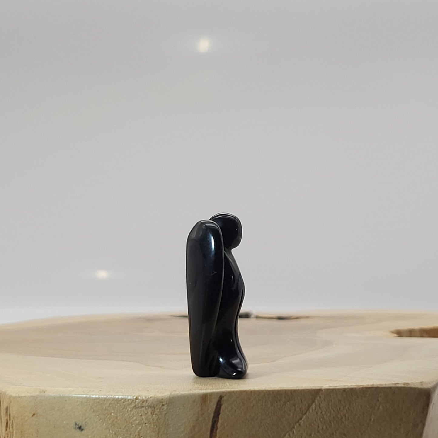 ANGE GARDIEN SCULPTÉ EN PIERRE OBSIDIENNE NOIRE - UNIQUE & ARTISANAL