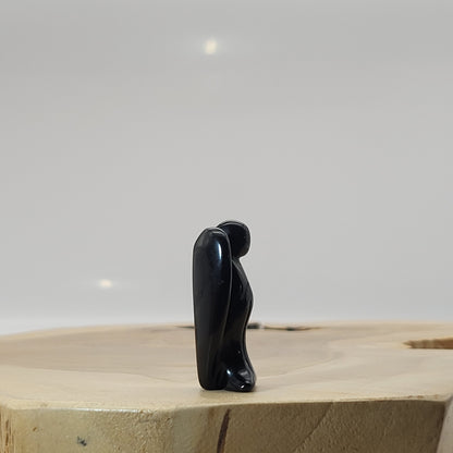 ANGE GARDIEN SCULPTÉ EN PIERRE OBSIDIENNE NOIRE - UNIQUE & ARTISANAL