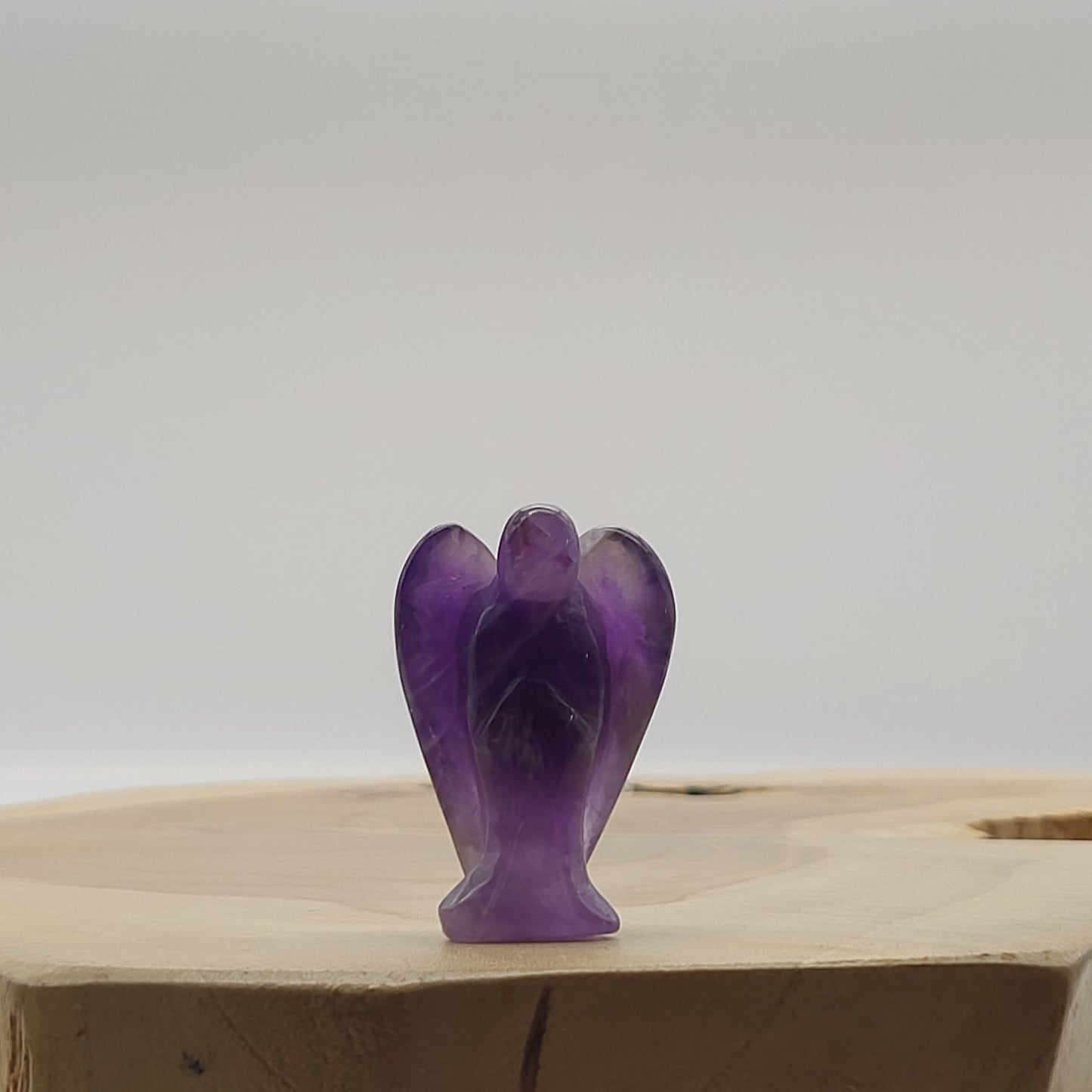 ANGE GARDIEN SCULPTÉ EN PIERRE AMÉTHYSTE - UNIQUE & ARTISANAL