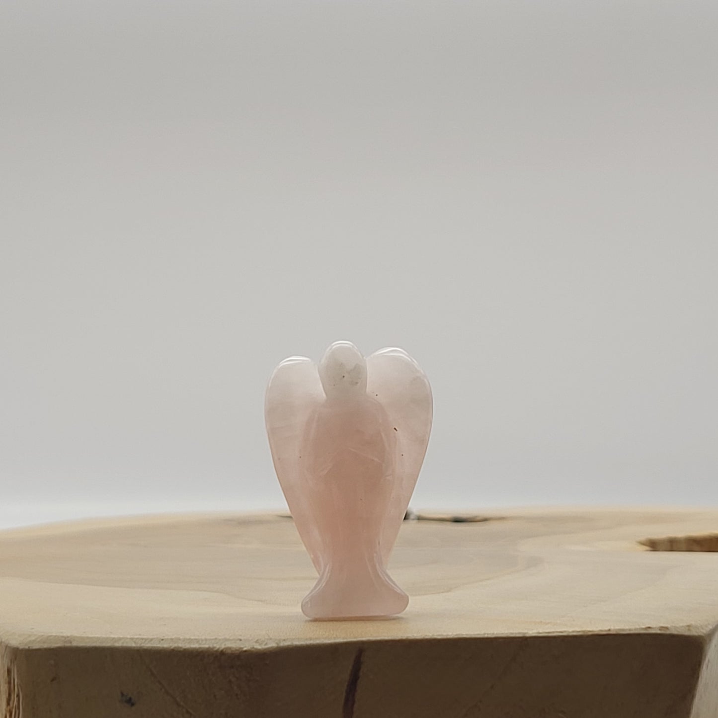 ANGE GARDIEN SCULPTÉ EN PIERRE QUARTZ ROSE - UNIQUE & ARTISANAL