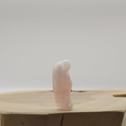 ANGE GARDIEN SCULPTÉ EN PIERRE QUARTZ ROSE - UNIQUE & ARTISANAL