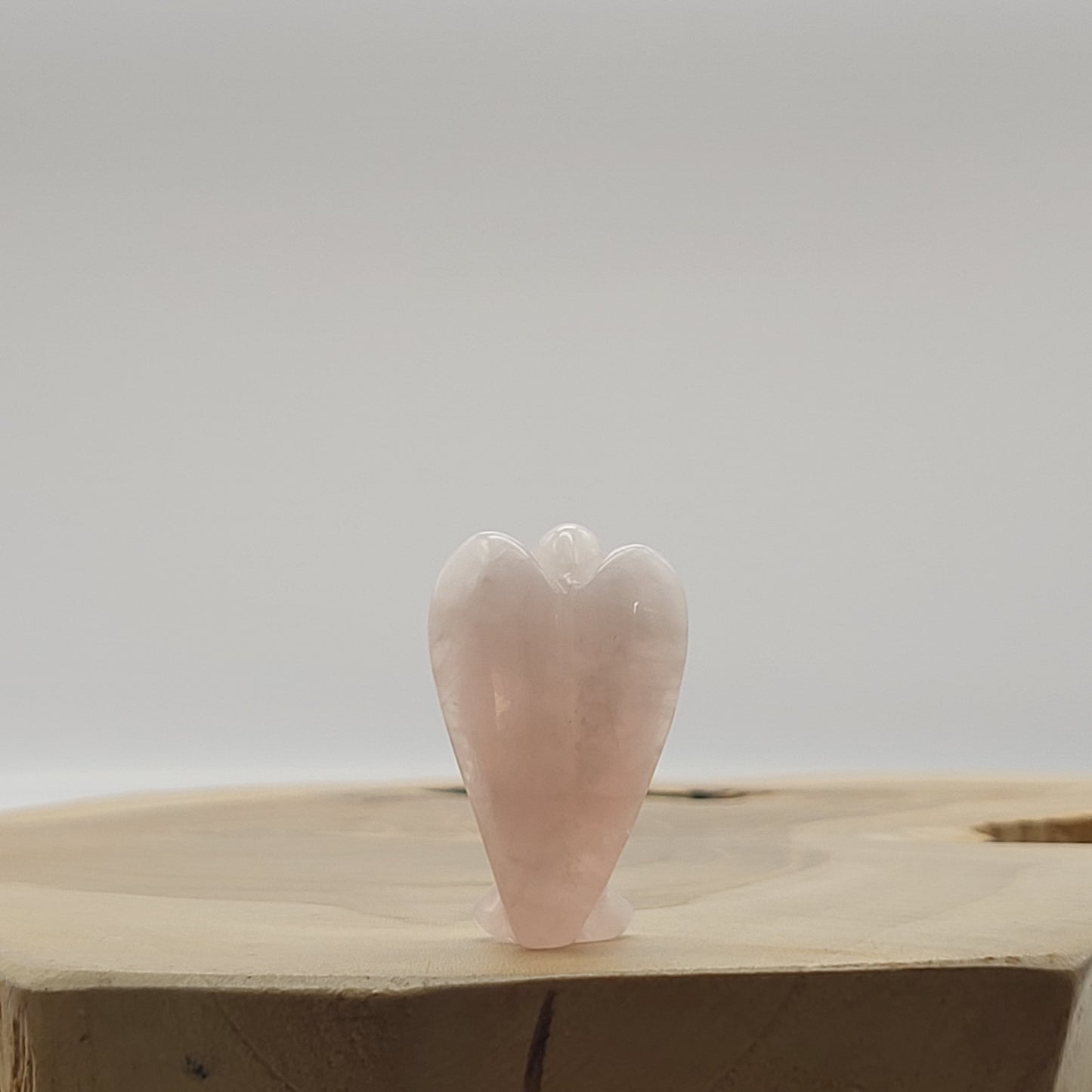 ANGE GARDIEN SCULPTÉ EN PIERRE QUARTZ ROSE - UNIQUE & ARTISANAL