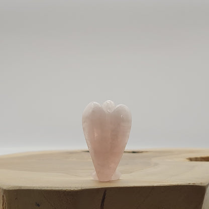 ANGE GARDIEN SCULPTÉ EN PIERRE QUARTZ ROSE - UNIQUE & ARTISANAL