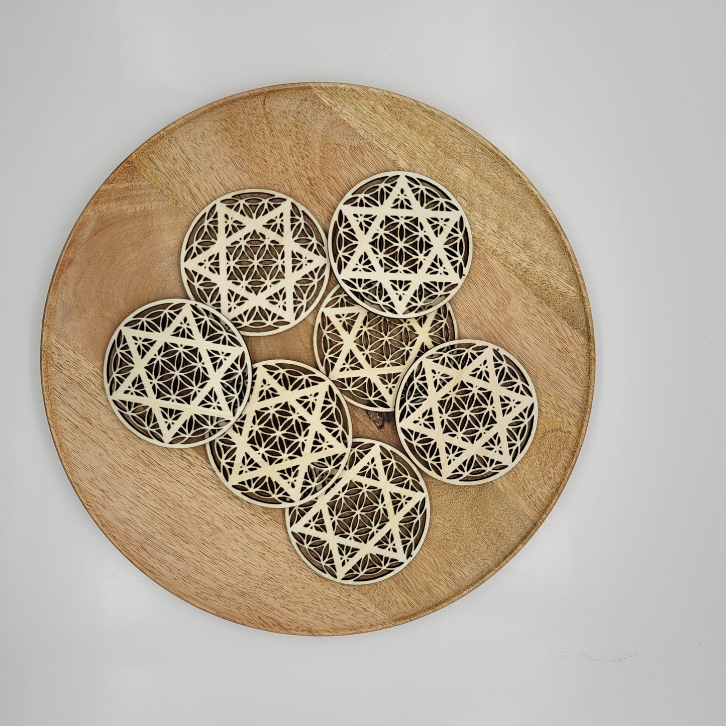 DÉCOS ÉTOILES À 6 BRANCHES + FLEURS DE VIE EN DESSOUS DE VERRES + STATIONS DE RECHARGE DE PIERRES - ARTISANAUX, UNIQUES & ORIGINAUX