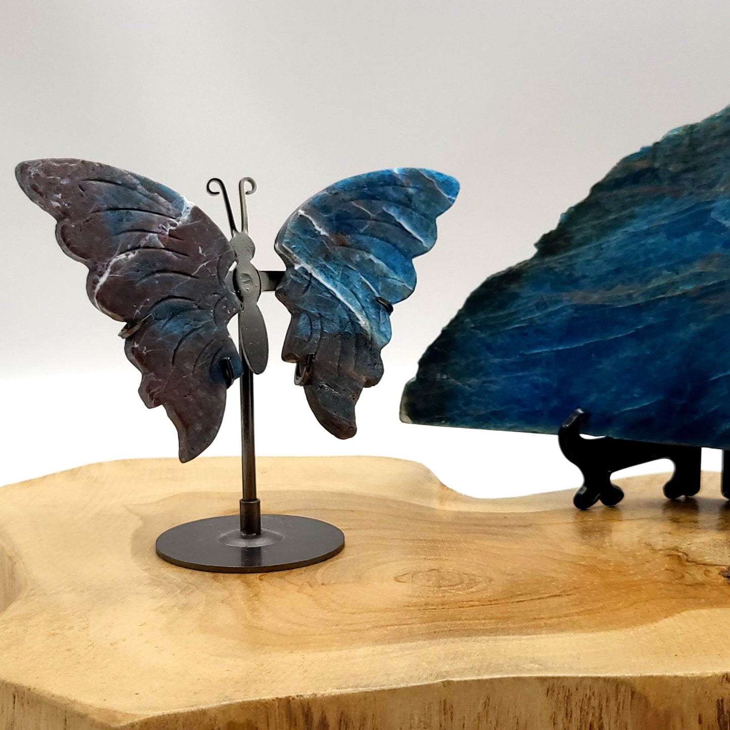 GRAND PAPILLON EN PIERRE APATITE N°5 SUR SOCLE EN MÉTAL - DÉCORATION ARTISANALE, ORIGINALE & UNIQUE AU CHOIX