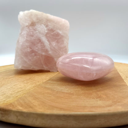 COEUR SCULPTÉ EN PIERRE DE QUARTZ ROSE - UNIQUE & ARTISANAL