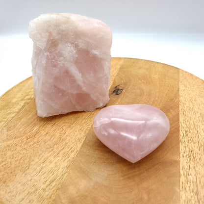 COEUR SCULPTÉ EN PIERRE DE QUARTZ ROSE - UNIQUE & ARTISANAL