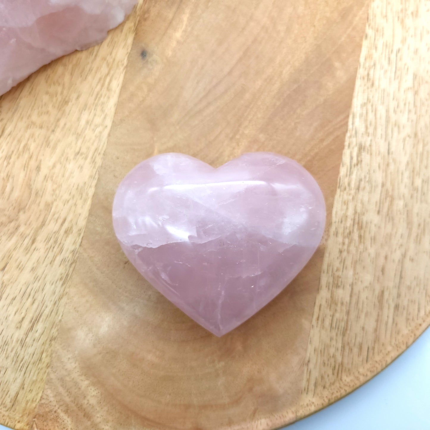 COEUR SCULPTÉ EN PIERRE DE QUARTZ ROSE - UNIQUE & ARTISANAL