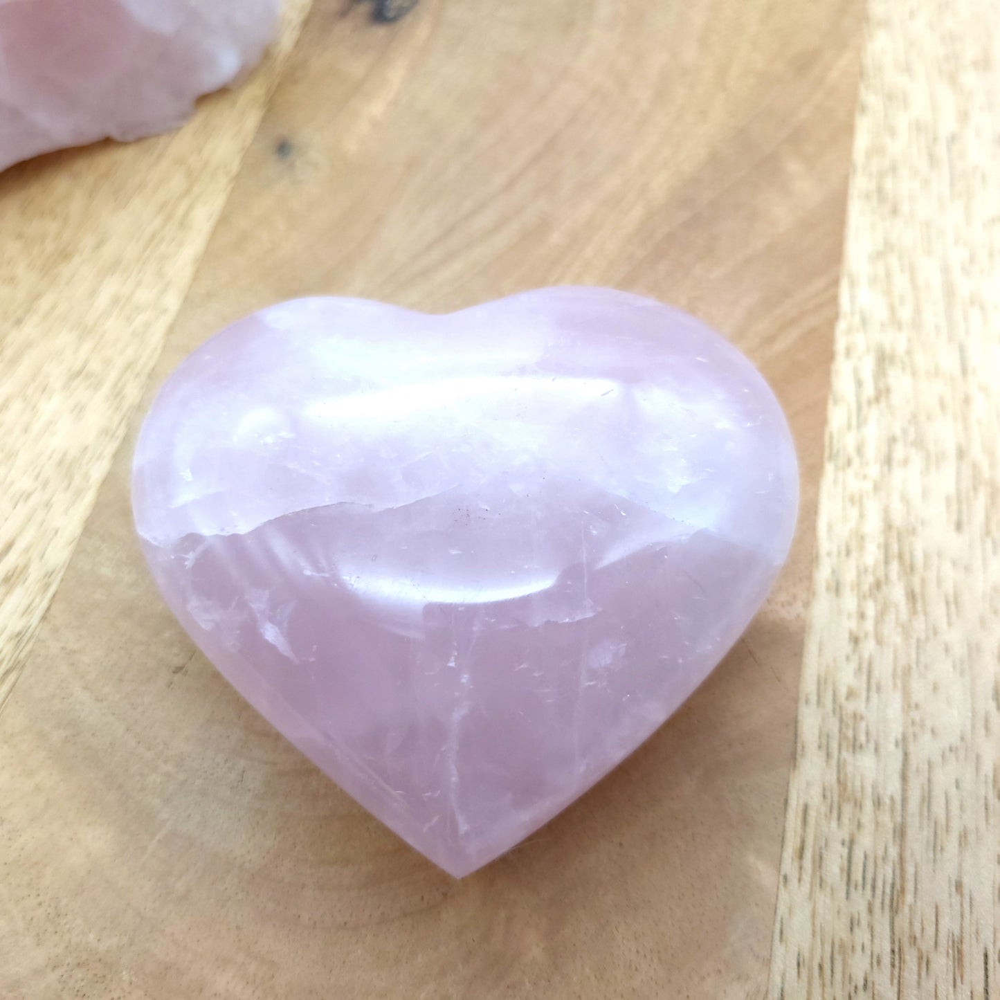 COEUR SCULPTÉ EN PIERRE DE QUARTZ ROSE - UNIQUE & ARTISANAL