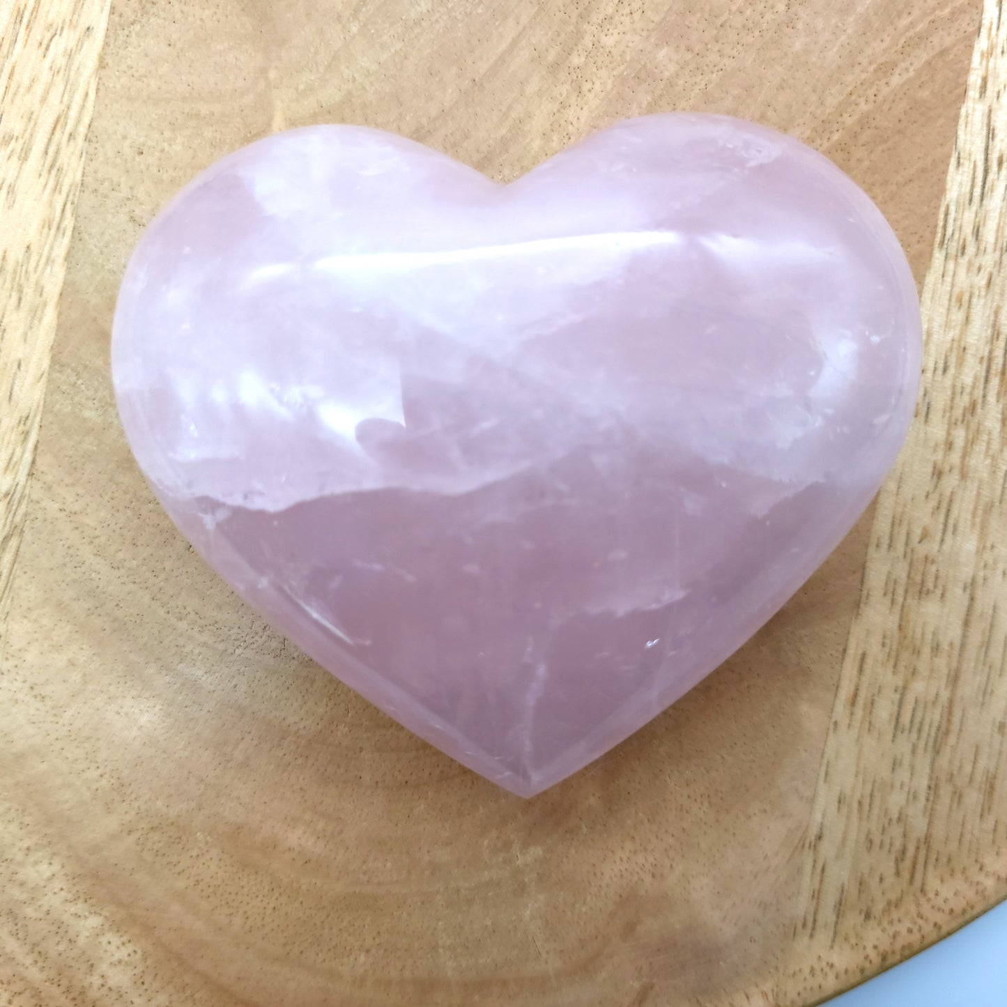 COEUR SCULPTÉ EN PIERRE DE QUARTZ ROSE - UNIQUE & ARTISANAL
