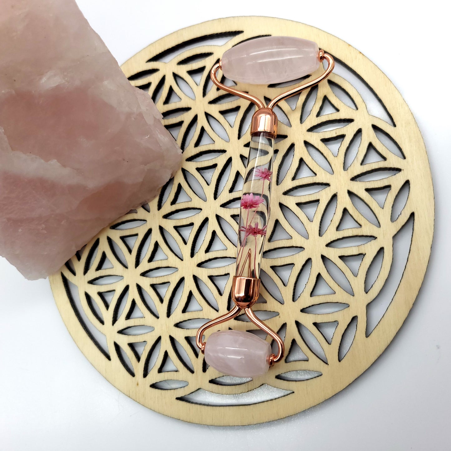 2 SUBLIMES OUTILS de BEAUTÉ « 2 ROULEAUX » EN PIERRE QUARTZ ROSE + VRAIES FLEURS SÉCHÉES (AU CHOIX) - MASSAGE & ANTI-ÂGE