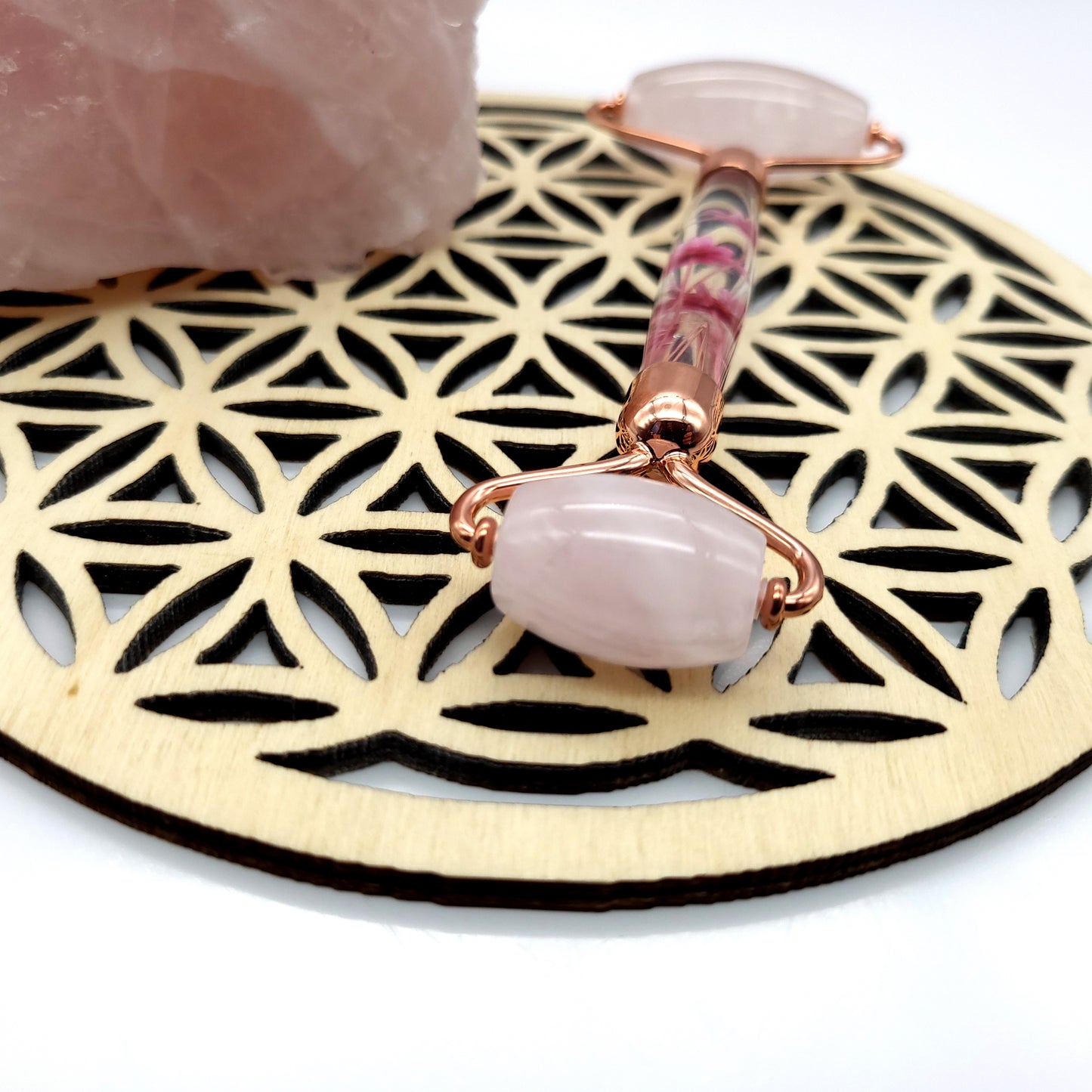 2 SUBLIMES OUTILS de BEAUTÉ « 2 ROULEAUX » EN PIERRE QUARTZ ROSE + VRAIES FLEURS SÉCHÉES (AU CHOIX) - MASSAGE & ANTI-ÂGE