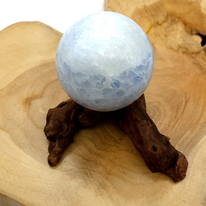 SCULPTURE SPHÈRE ou BOULE 3D EN PIERRE DE CÉLESTINE  (bleue) N°3 - UNIQUE & ARTISANALE