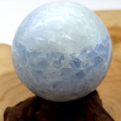 SCULPTURE SPHÈRE ou BOULE 3D EN PIERRE DE CÉLESTINE  (bleue) N°3 - UNIQUE & ARTISANALE