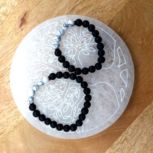 BRACELETS À ÉLASTIQUES EN PIERRES DE LAVE + HOWLITE BLANCHE - 2 TAILLES AU CHOIX - BIJOUX ARTISANAUX, UNIQUES & ORIGINAUX