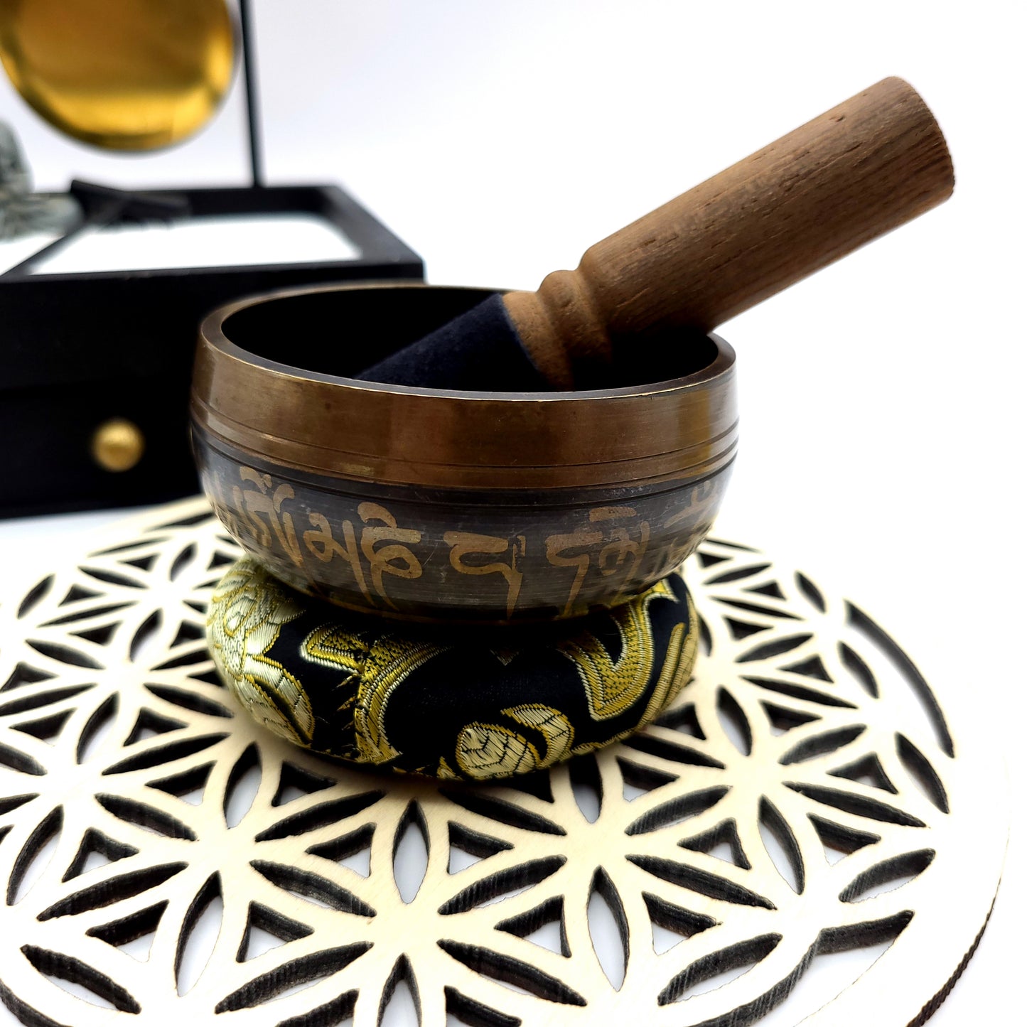 DIVERS PETITS BOLS CHANTANTS + BÂTONS & COUSSINS – UNIQUES, ARTISANAUX