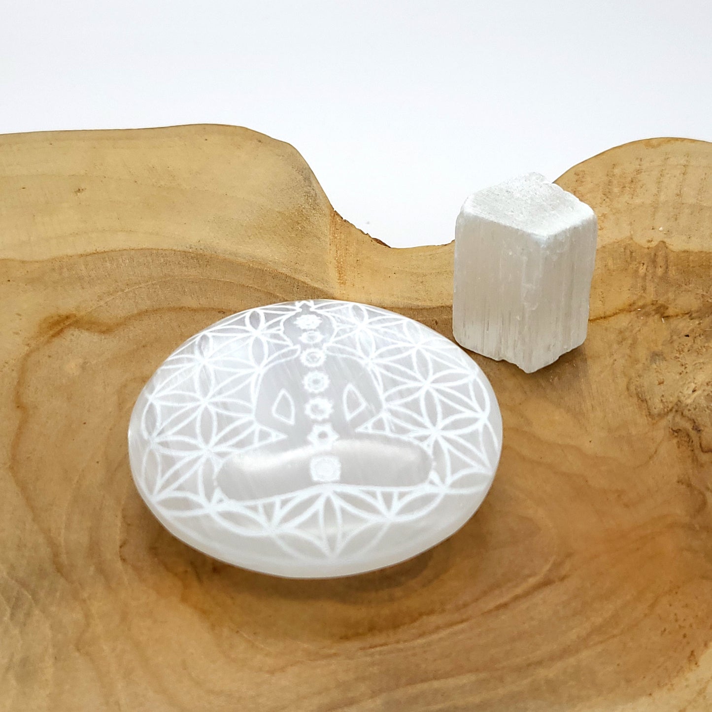 SCULPTURE ZEN BOMBÉE EN SÉLENITE GRAVÉE BOUDDHA + 7 CHAKRAS SUR FLEUR DE VIE - UNIQUE, ORIGINALE & ARTISANALE