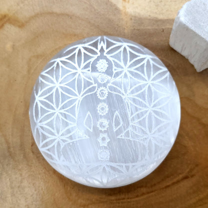 SCULPTURE ZEN BOMBÉE EN SÉLENITE GRAVÉE BOUDDHA + 7 CHAKRAS SUR FLEUR DE VIE - UNIQUE, ORIGINALE & ARTISANALE