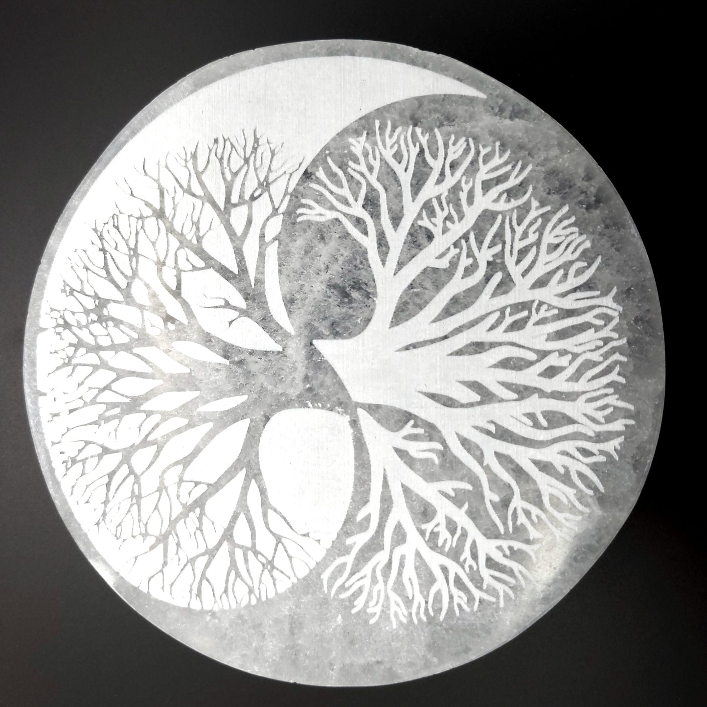 PLAQUE EN SÉLÉNITE GRAVÉE ARBRE DE VIE + YIN & YANG - STATION DE RECHARGE - UNIQUE, ORIGINALE & ARTISANALE