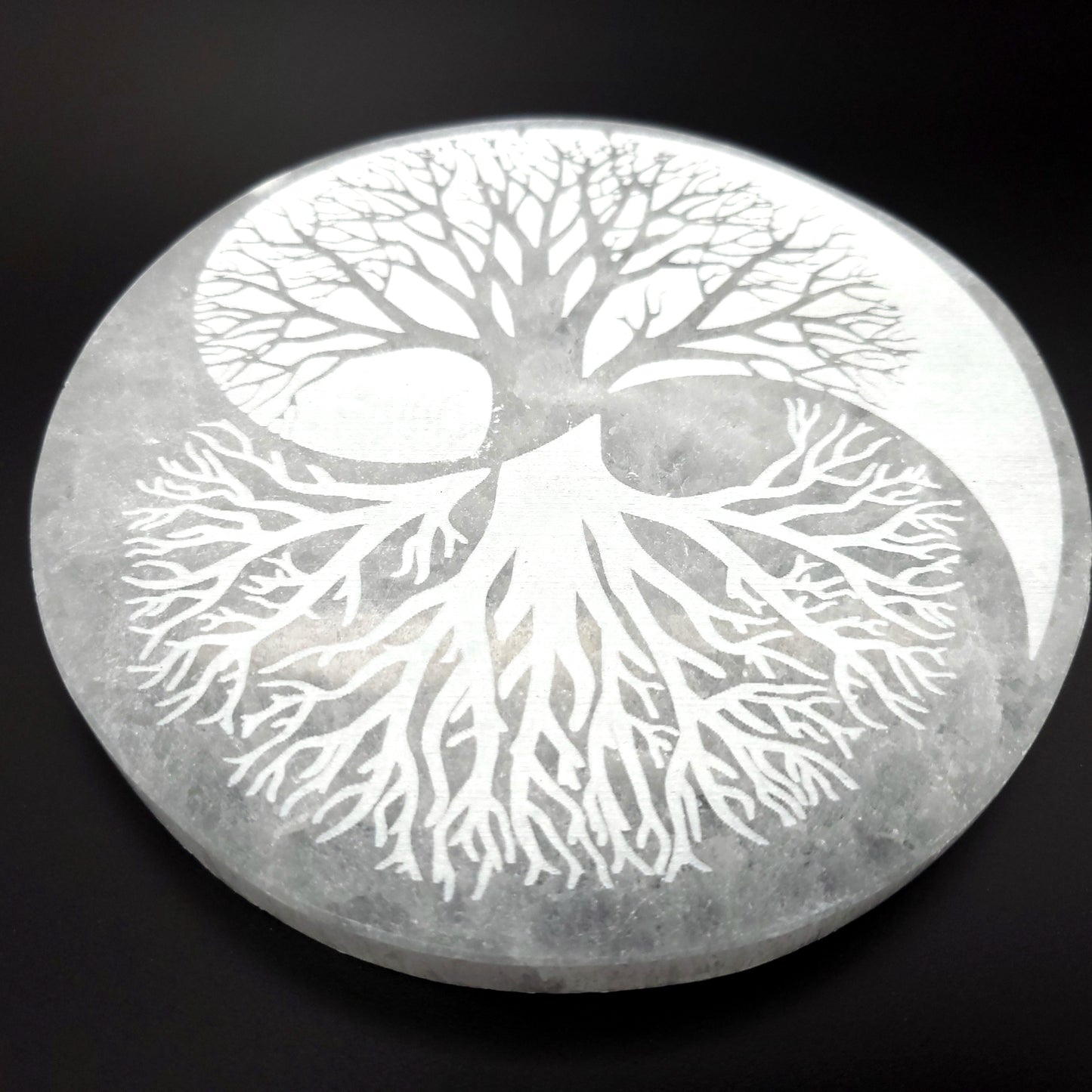 PLAQUE EN SÉLÉNITE GRAVÉE ARBRE DE VIE + YIN & YANG - STATION DE RECHARGE - UNIQUE, ORIGINALE & ARTISANALE
