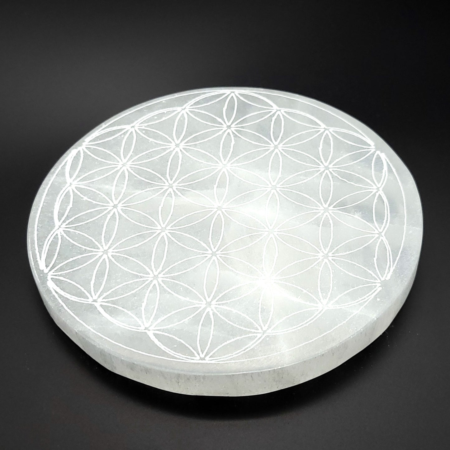 PLAQUE EN SÉLÉNITE GRAVÉE FLEUR DE VIE - STATION DE RECHARGE - UNIQUE, ORIGINALE & ARTISANALE