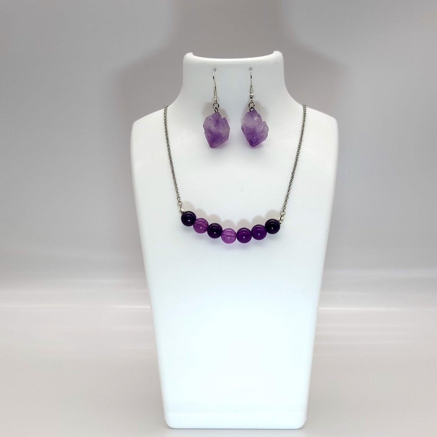 2 PARURES EN PIERRE AMÉTHYSTE : COLLIER 7 PERLES OU PENDENTIF + BOUCLES D’OREILLES - BIJOUX ARTISANAUX, UNIQUES & ORIGINAUX