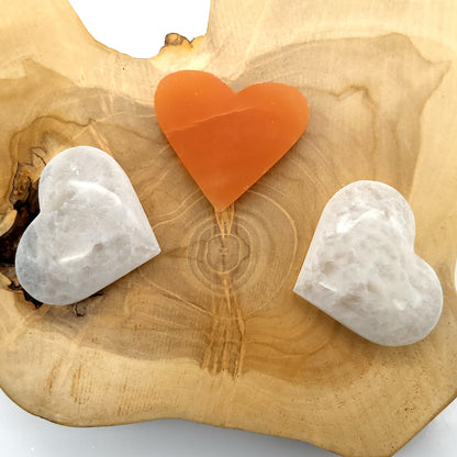 COEUR SCULPTÉ EN PIERRE DE SÉLÉNITE - UNIQUE & ARTISANAL