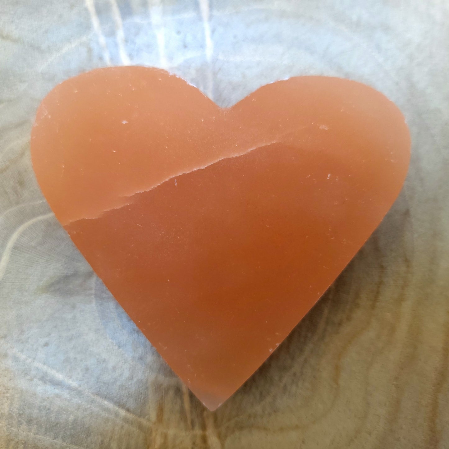 COEUR SCULPTÉ EN PIERRE DE SÉLÉNITE - UNIQUE & ARTISANAL