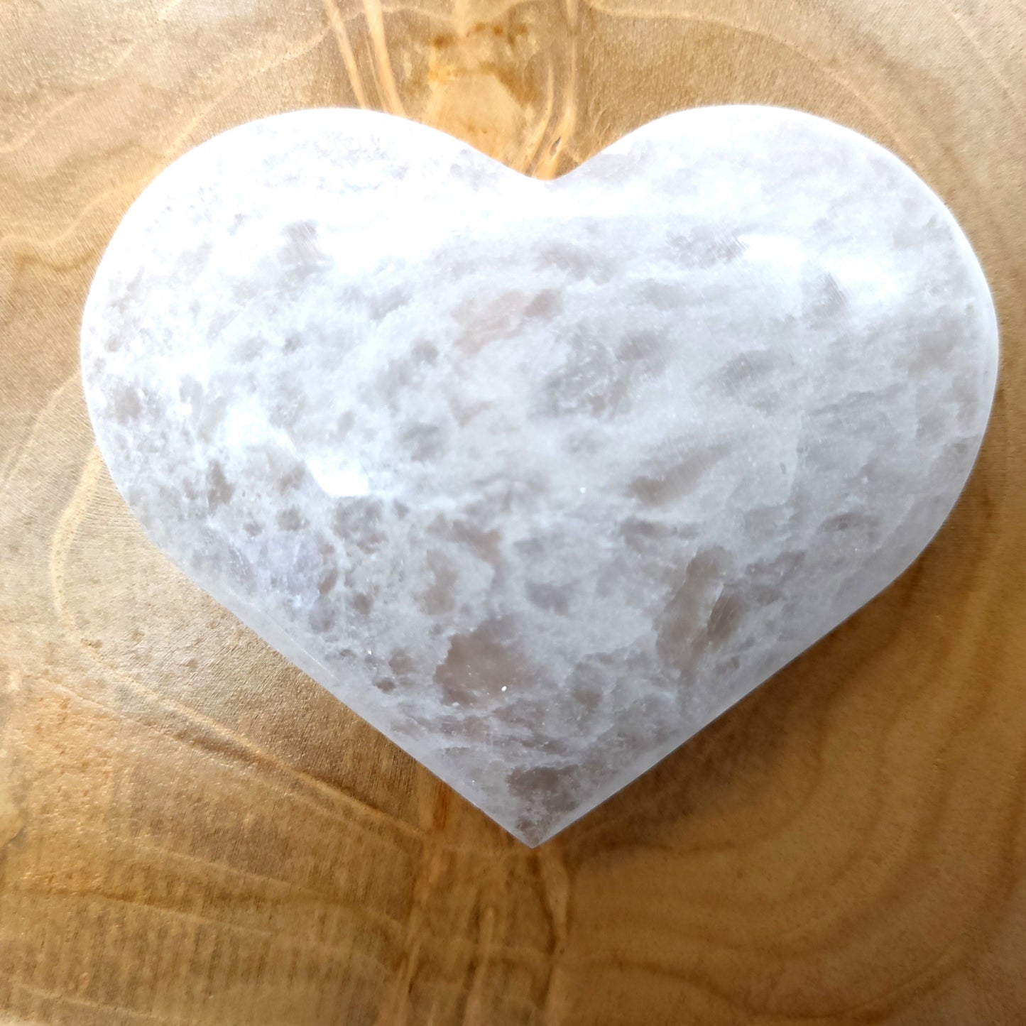 COEUR SCULPTÉ EN PIERRE DE SÉLÉNITE - UNIQUE & ARTISANAL