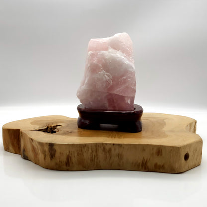 GRANDE PIERRE N°141 EN QUARTZ ROSE BRUTE SUR SOCLE - UNIQUE & ARTISANALE