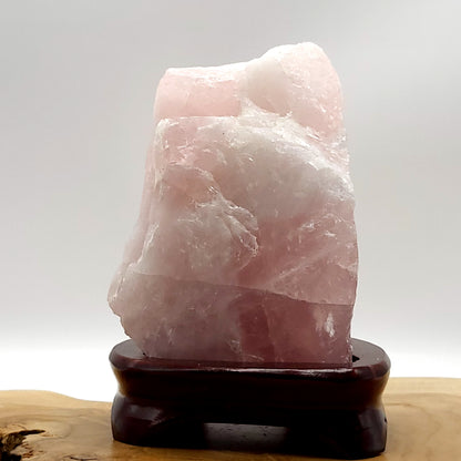 GRANDE PIERRE N°141 EN QUARTZ ROSE BRUTE SUR SOCLE - UNIQUE & ARTISANALE