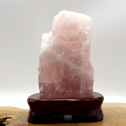 GRANDE PIERRE N°141 EN QUARTZ ROSE BRUTE SUR SOCLE - UNIQUE & ARTISANALE