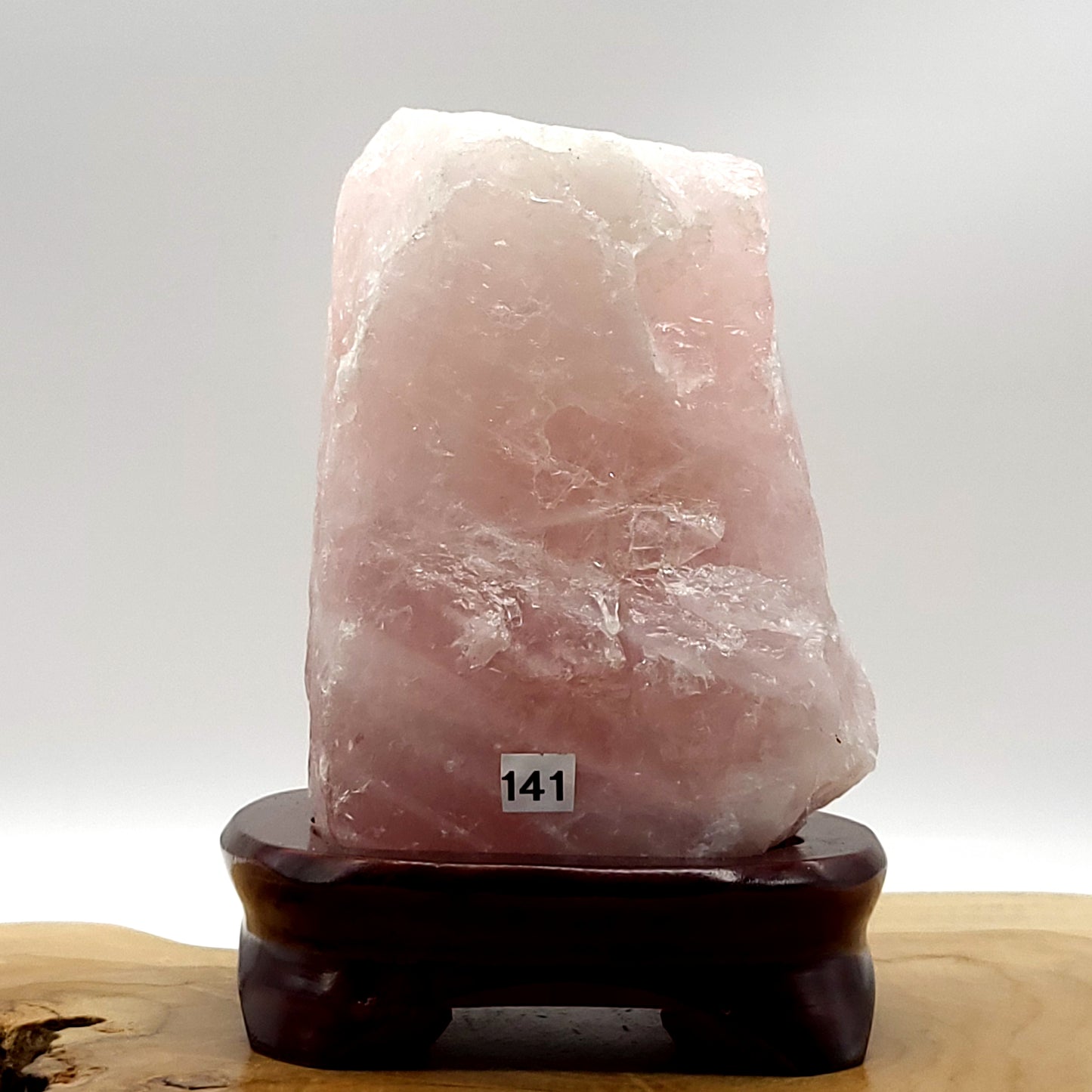 GRANDE PIERRE N°141 EN QUARTZ ROSE BRUTE SUR SOCLE - UNIQUE & ARTISANALE