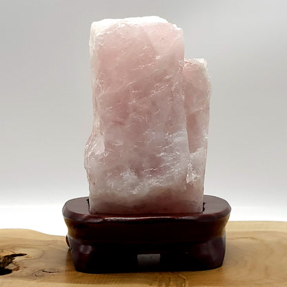 GRANDE PIERRE N°141 EN QUARTZ ROSE BRUTE SUR SOCLE - UNIQUE & ARTISANALE