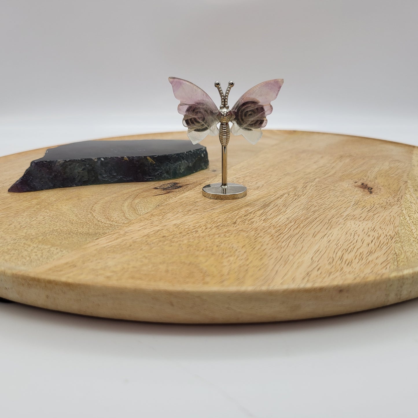 PAPILLON MOYEN EN PIERRE DE FLUORITE ARC EN CIEL N°2 SUR SOCLE EN MÉTAL - DÉCORATION ARTISANALE, ORIGINALE & UNIQUE