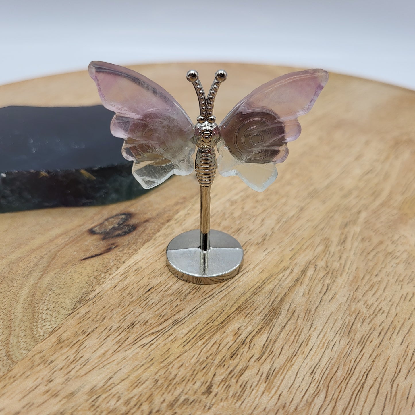 PAPILLON MOYEN EN PIERRE DE FLUORITE ARC EN CIEL N°2 SUR SOCLE EN MÉTAL - DÉCORATION ARTISANALE, ORIGINALE & UNIQUE