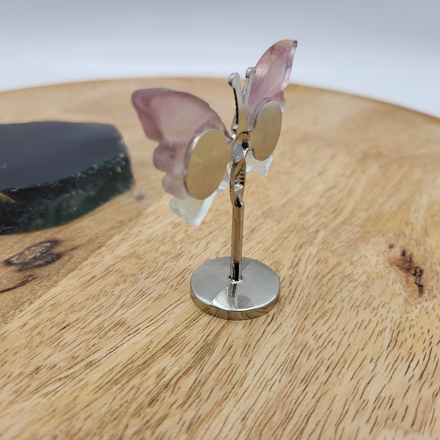 PAPILLON MOYEN EN PIERRE DE FLUORITE ARC EN CIEL N°2 SUR SOCLE EN MÉTAL - DÉCORATION ARTISANALE, ORIGINALE & UNIQUE