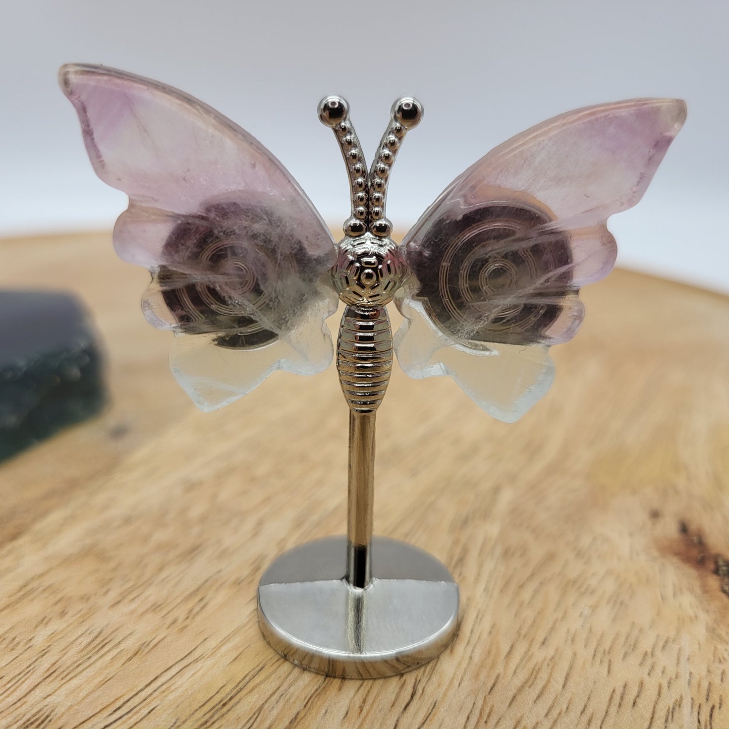 PAPILLON MOYEN EN PIERRE DE FLUORITE ARC EN CIEL N°2 SUR SOCLE EN MÉTAL - DÉCORATION ARTISANALE, ORIGINALE & UNIQUE