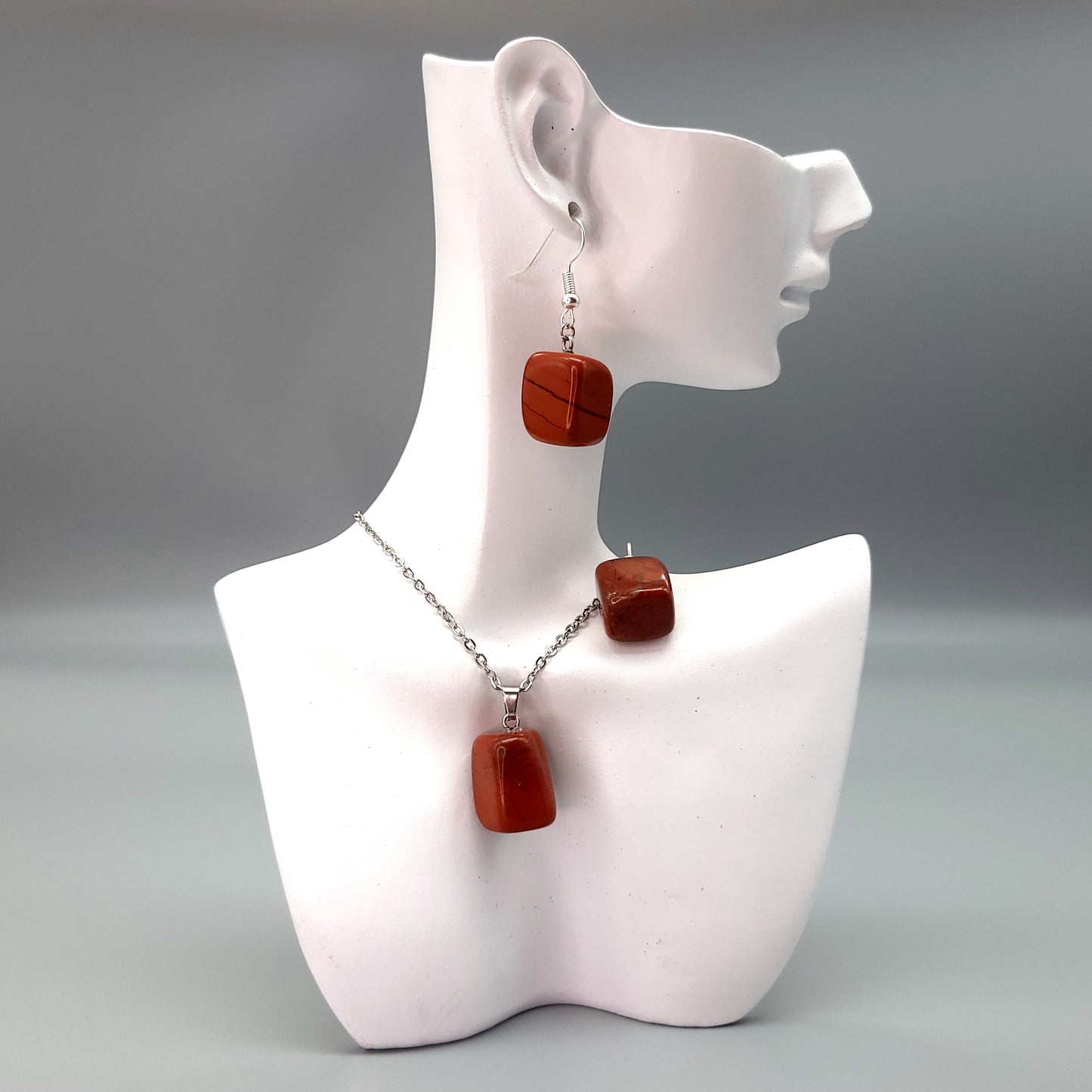 2 PARURES EN PIERRE DE JASPE ROUGE : COLLIER 7 PERLES OU PENDENTIF + BOUCLES D’OREILLES - BIJOUX ARTISANAUX, UNIQUES & ORIGINAUX