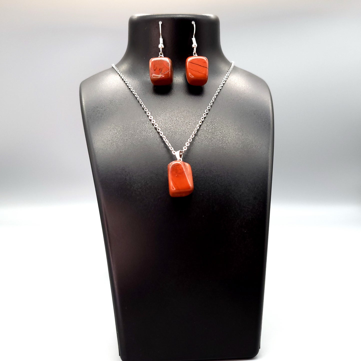 2 PARURES EN PIERRE DE JASPE ROUGE : COLLIER 7 PERLES OU PENDENTIF + BOUCLES D’OREILLES - BIJOUX ARTISANAUX, UNIQUES & ORIGINAUX