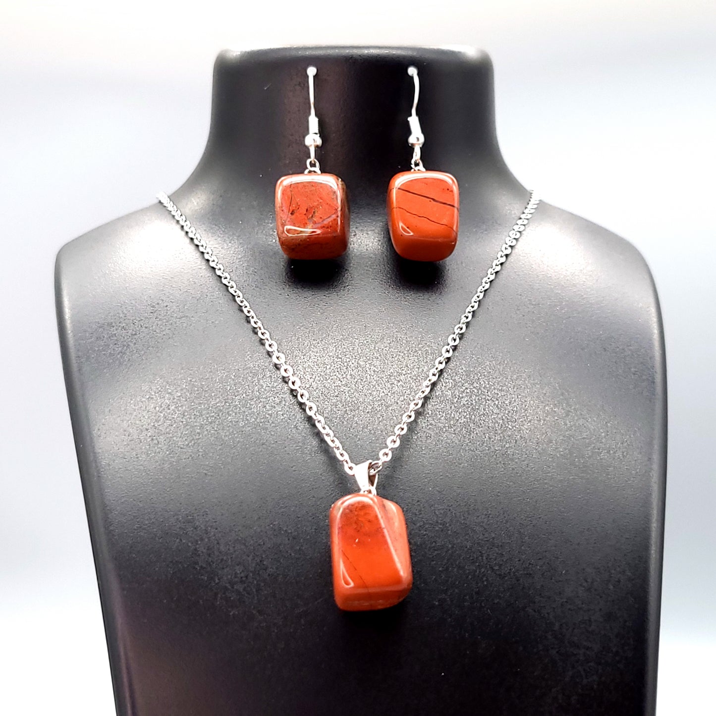 2 PARURES EN PIERRE DE JASPE ROUGE : COLLIER 7 PERLES OU PENDENTIF + BOUCLES D’OREILLES - BIJOUX ARTISANAUX, UNIQUES & ORIGINAUX