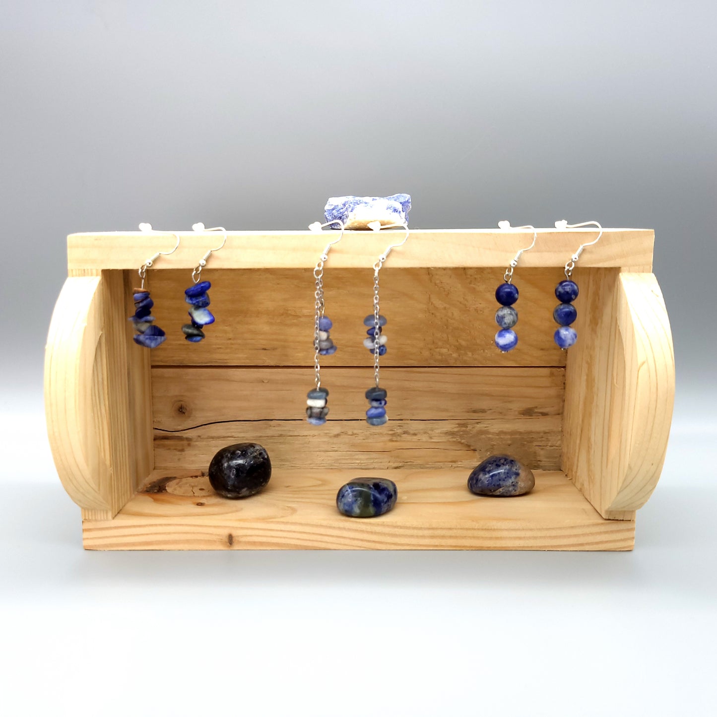 3 MODÈLES DE BOUCLES D'OREILLES EN PIERRE DE SODALITE - BIJOUX ARTISANAUX, UNIQUES & ORIGINAUX