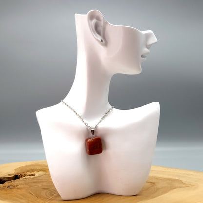 COLLIERS PENDENTIFS ÉTOILES ou CUBES EN PIERRE JASPE ROUGE - BIJOUX ARTISANAUX, UNIQUES & ORIGINAUX