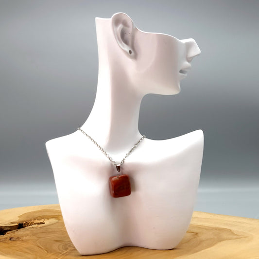 COLLIERS PENDENTIFS ÉTOILES ou CUBES EN PIERRE JASPE ROUGE - BIJOUX ARTISANAUX, UNIQUES & ORIGINAUX