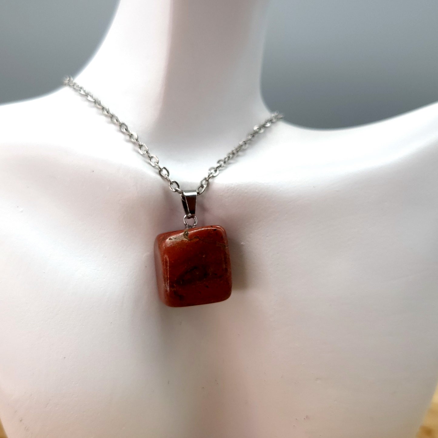 COLLIERS PENDENTIFS ÉTOILES ou CUBES EN PIERRE JASPE ROUGE - BIJOUX ARTISANAUX, UNIQUES & ORIGINAUX