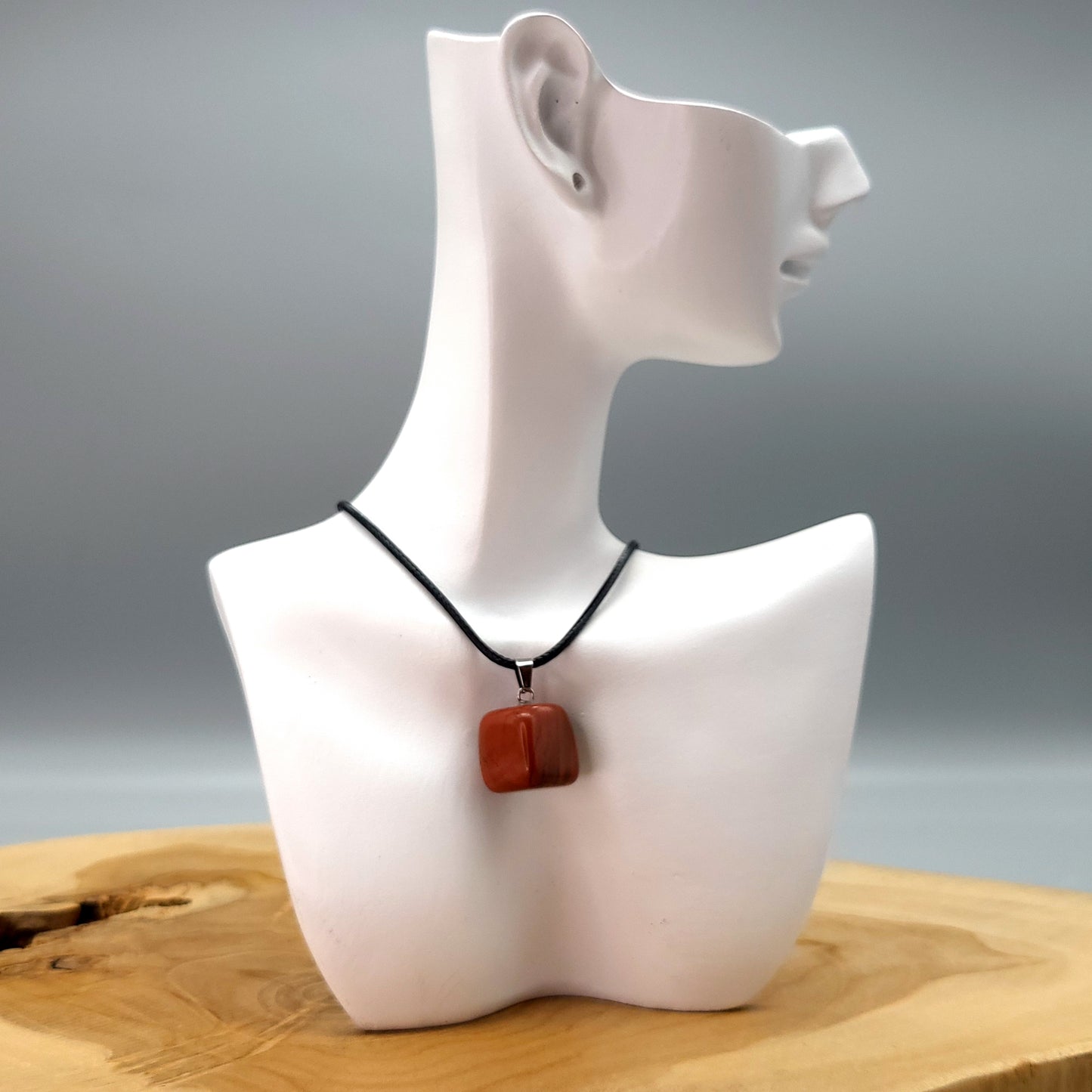 COLLIERS PENDENTIFS ÉTOILES ou CUBES EN PIERRE JASPE ROUGE - BIJOUX ARTISANAUX, UNIQUES & ORIGINAUX