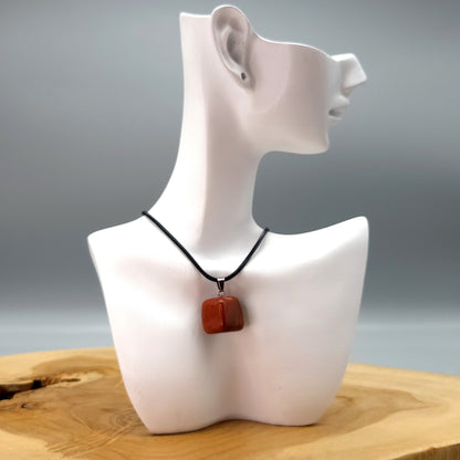 COLLIERS PENDENTIFS ÉTOILES ou CUBES EN PIERRE JASPE ROUGE - BIJOUX ARTISANAUX, UNIQUES & ORIGINAUX